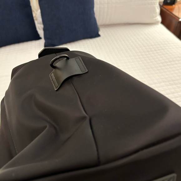 MO35 With a sleek and water-resistant nylon twill with vegan leather details, - Picture 4 of 7